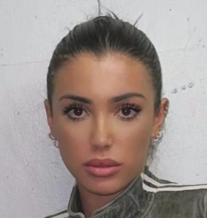 智商140的她沾上恋爱脑，彻底变了……