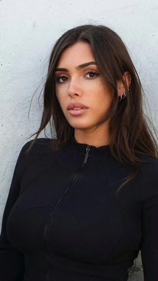 智商140的她沾上恋爱脑，彻底变了……