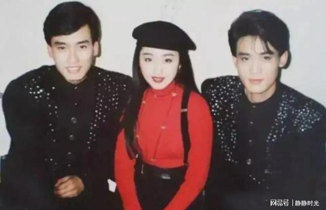 90年代，杨钰莹和两个男歌星的合影，这两人是谁？