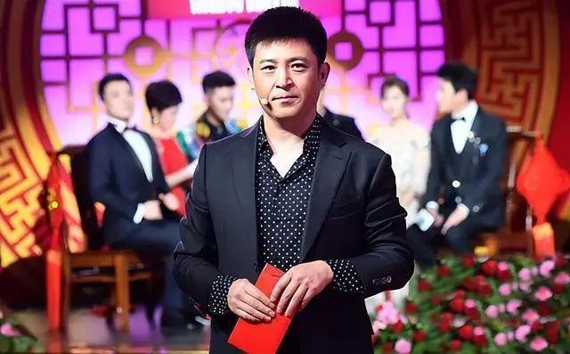 他是最干净的男演员，连登17次春晚，结婚27年零绯闻，婚姻很幸福