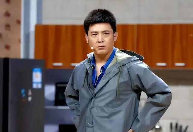 他是最干净的男演员，连登17次春晚，结婚27年零绯闻，婚姻很幸福