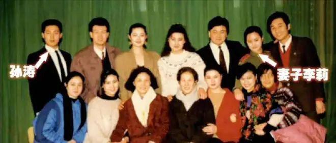 他是最干净的男演员，连登17次春晚，结婚27年零绯闻，婚姻很幸福