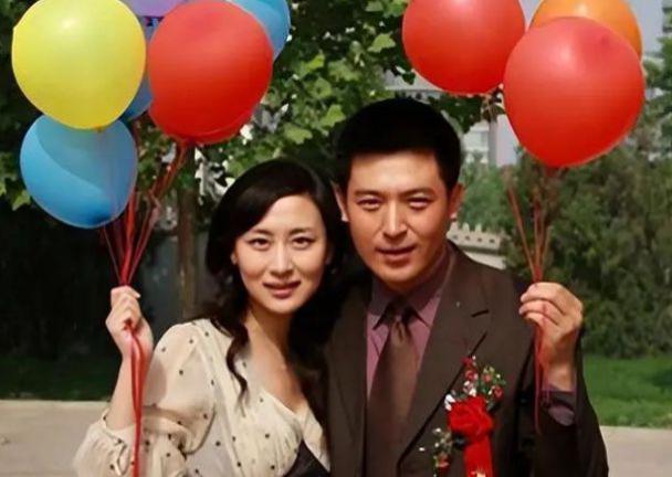 他是最干净的男演员，连登17次春晚，结婚27年零绯闻，婚姻很幸福