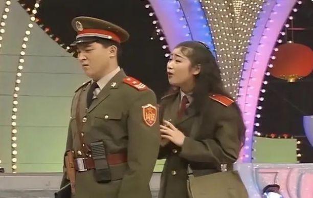 他是最干净的男演员，连登17次春晚，结婚27年零绯闻，婚姻很幸福