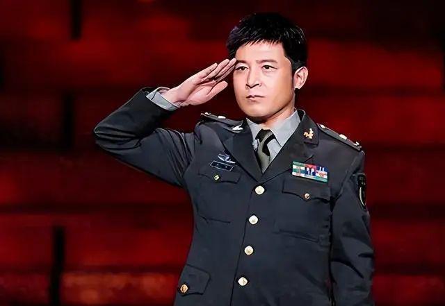 他是最干净的男演员，连登17次春晚，结婚27年零绯闻，婚姻很幸福