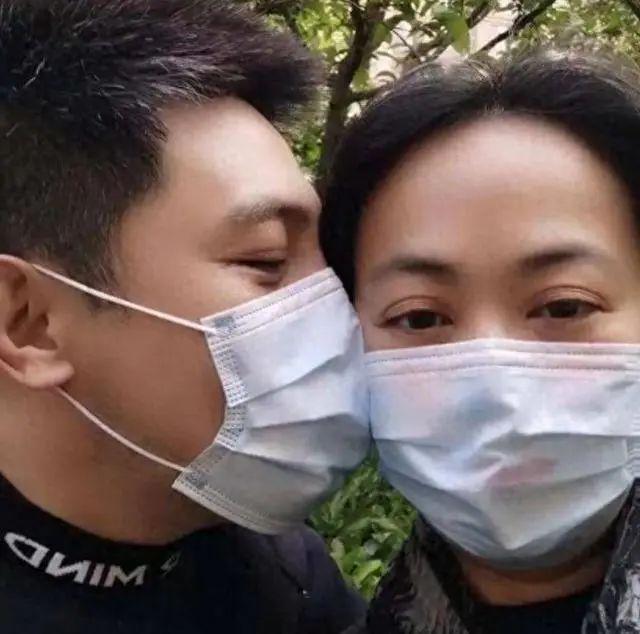 他是最干净的男演员，连登17次春晚，结婚27年零绯闻，婚姻很幸福