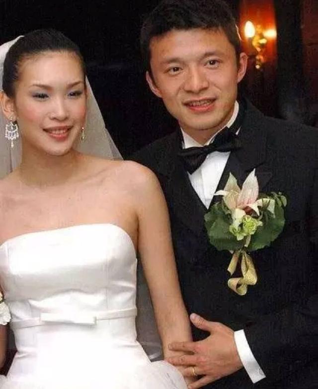 《繁花》中的“潘经理”佟晨洁，她与谢晖曾被视为中国的小贝辣妹