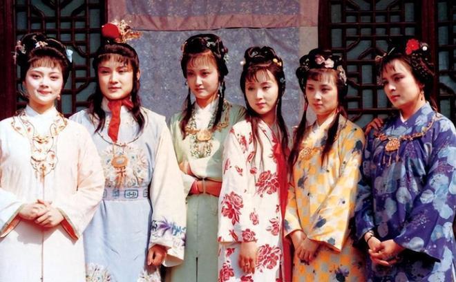 87《红楼梦》幸亏原化妆师离开了，看这满头的小红花和啾啾，多丑