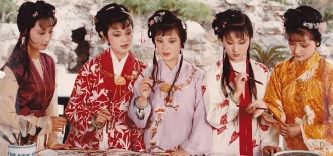 87《红楼梦》幸亏原化妆师离开了，看这满头的小红花和啾啾，多丑