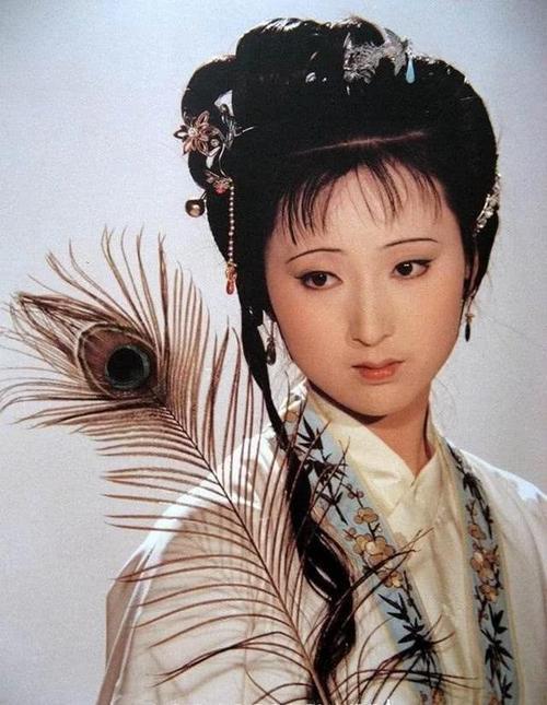 87《红楼梦》幸亏原化妆师离开了，看这满头的小红花和啾啾，多丑