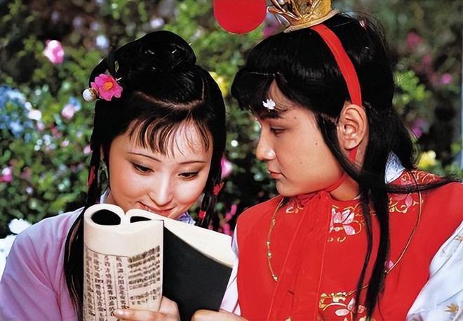 87《红楼梦》幸亏原化妆师离开了，看这满头的小红花和啾啾，多丑