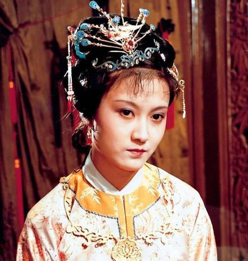 87《红楼梦》幸亏原化妆师离开了，看这满头的小红花和啾啾，多丑