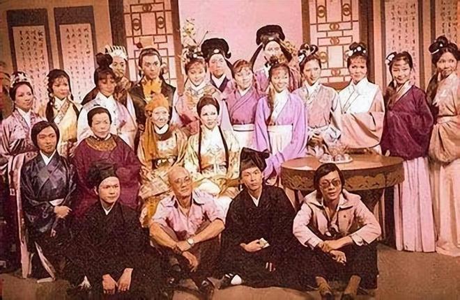 87《红楼梦》幸亏原化妆师离开了，看这满头的小红花和啾啾，多丑