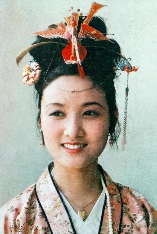 87《红楼梦》幸亏原化妆师离开了，看这满头的小红花和啾啾，多丑