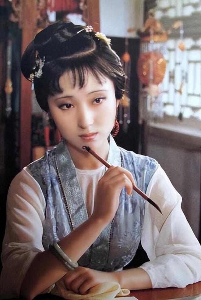 87《红楼梦》幸亏原化妆师离开了，看这满头的小红花和啾啾，多丑