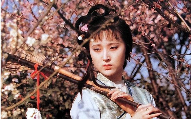 87《红楼梦》幸亏原化妆师离开了，看这满头的小红花和啾啾，多丑