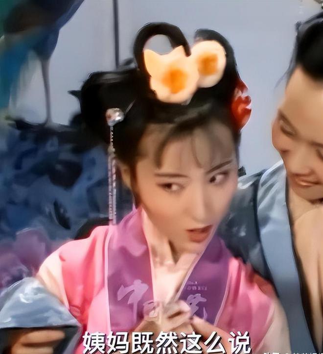 87《红楼梦》幸亏原化妆师离开了，看这满头的小红花和啾啾，多丑