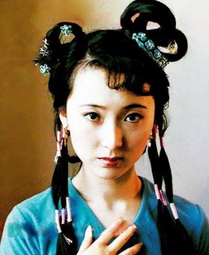 87《红楼梦》幸亏原化妆师离开了，看这满头的小红花和啾啾，多丑