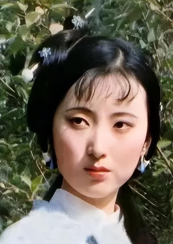 87《红楼梦》幸亏原化妆师离开了，看这满头的小红花和啾啾，多丑