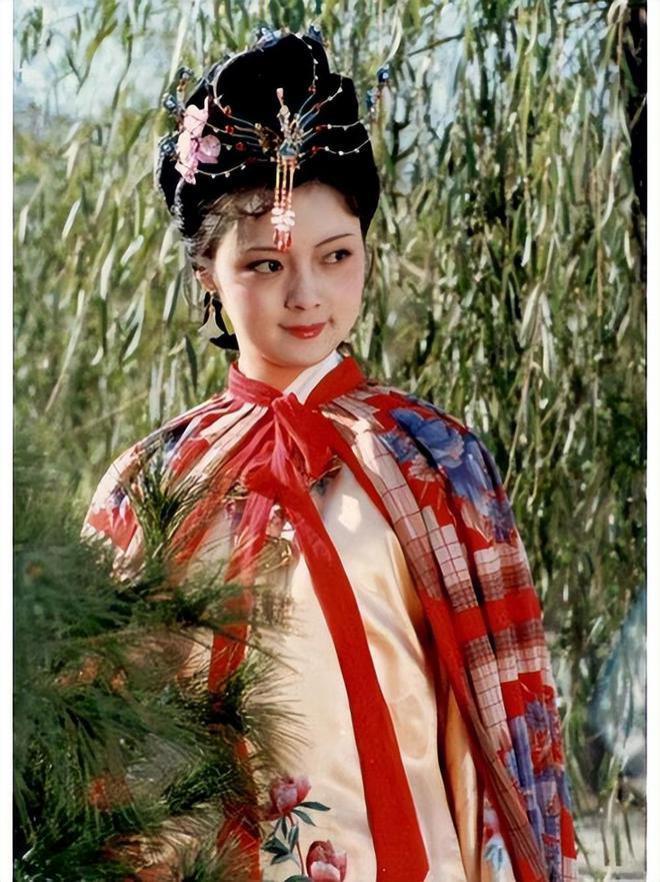 87《红楼梦》幸亏原化妆师离开了，看这满头的小红花和啾啾，多丑