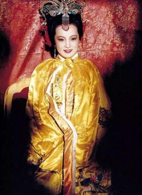 87《红楼梦》幸亏原化妆师离开了，看这满头的小红花和啾啾，多丑