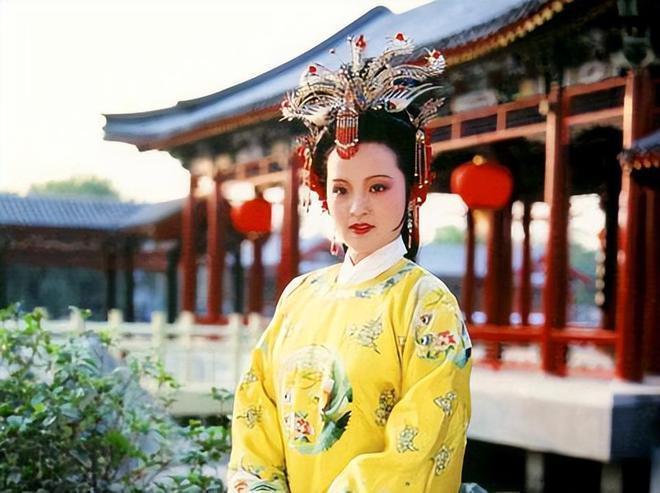 87《红楼梦》幸亏原化妆师离开了，看这满头的小红花和啾啾，多丑