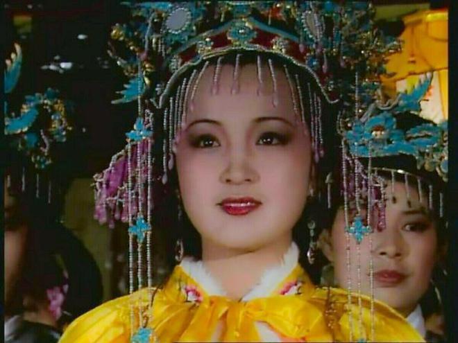 87《红楼梦》幸亏原化妆师离开了，看这满头的小红花和啾啾，多丑
