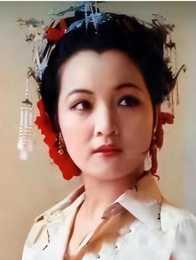 87《红楼梦》幸亏原化妆师离开了，看这满头的小红花和啾啾，多丑