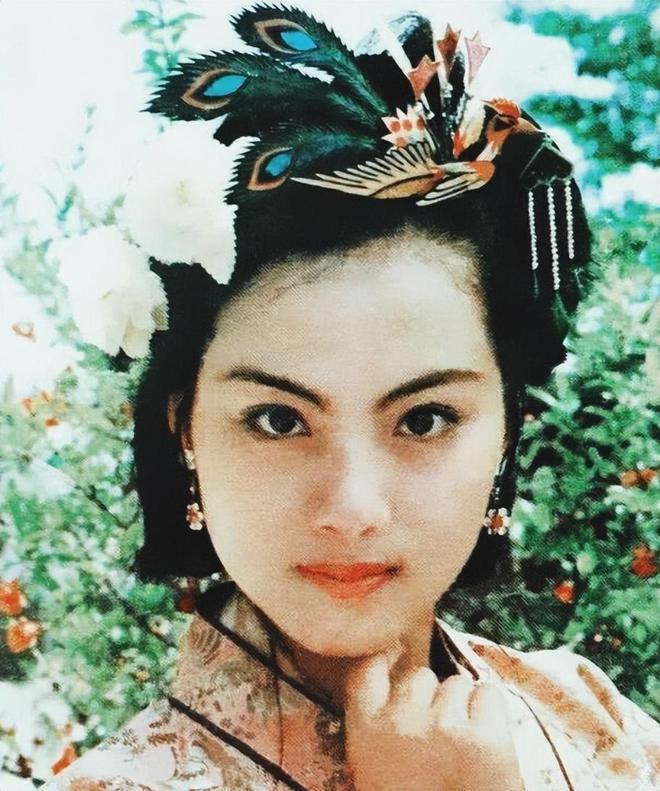 87《红楼梦》幸亏原化妆师离开了，看这满头的小红花和啾啾，多丑