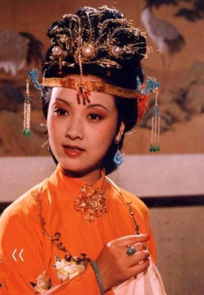 87《红楼梦》幸亏原化妆师离开了，看这满头的小红花和啾啾，多丑