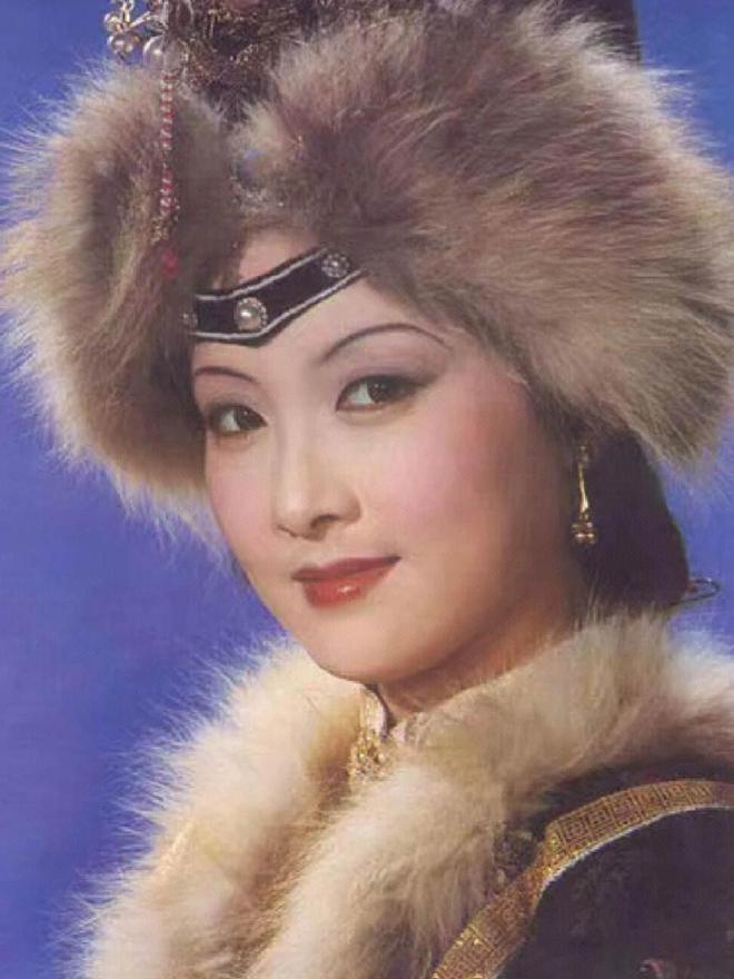 87《红楼梦》幸亏原化妆师离开了，看这满头的小红花和啾啾，多丑