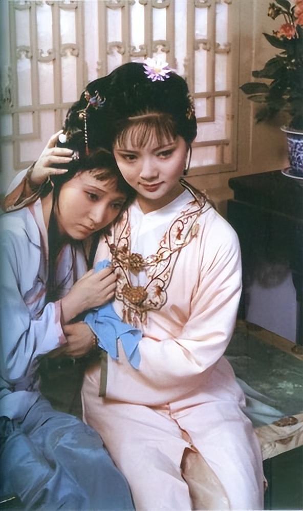 87《红楼梦》幸亏原化妆师离开了，看这满头的小红花和啾啾，多丑