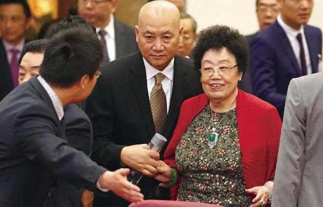 陈丽华格局获赞，迟重瑞“娶到宝”了！女首富关心员工引爆热搜