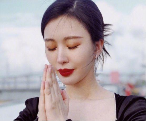 王石高情商否认妻子傍大款，调侃田朴珺比自己有钱，两人已生女儿