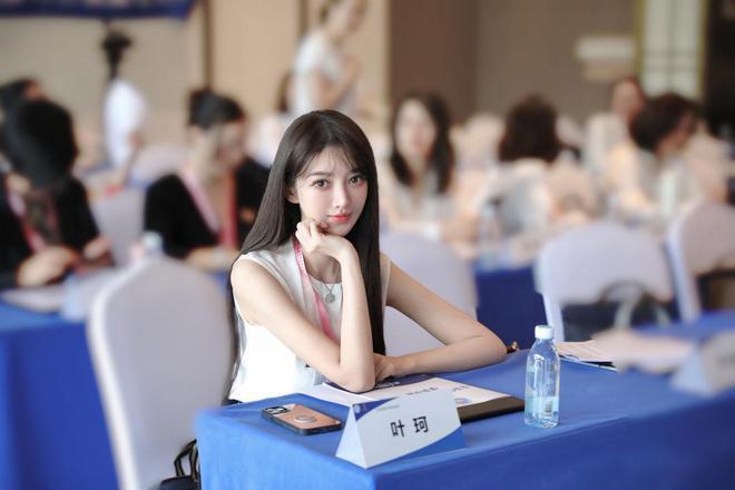 直播间秀恩爱，叶珂、黄晓明好事将近？却被网友质疑炒作蹭热度