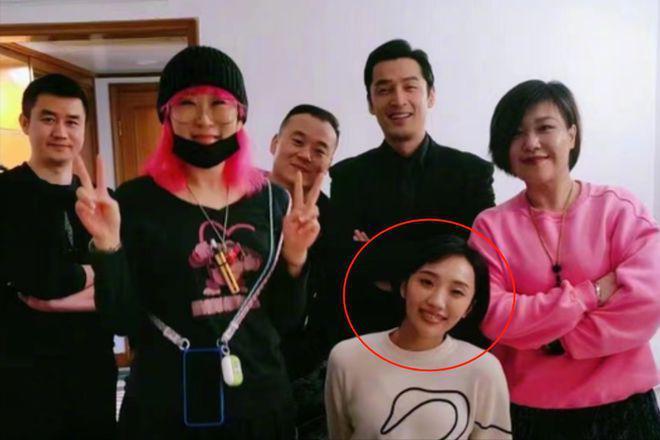 胡歌老婆客串《繁花》引争议，长相遭网友吐槽，跟历届女友没法比