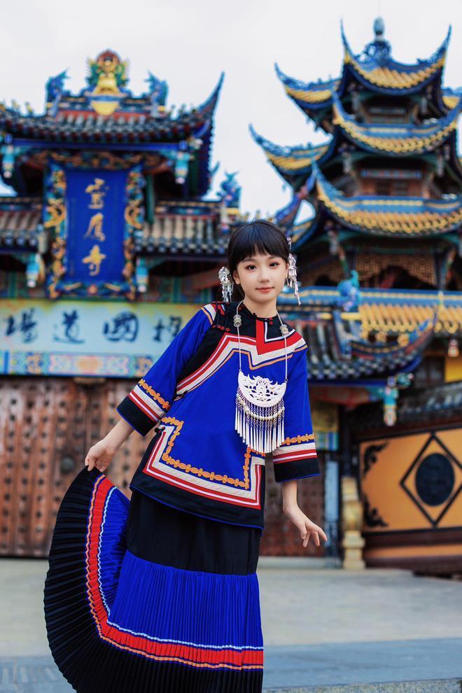 张丹峰和洪欣的10岁女儿好漂亮，小小年纪就继承了爸妈的高颜值