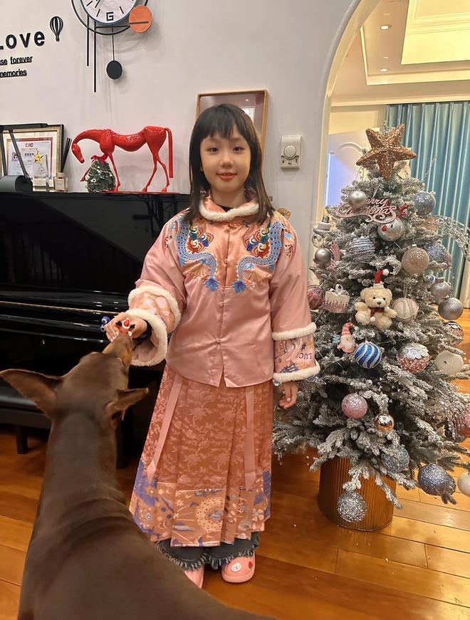 张丹峰和洪欣的10岁女儿好漂亮，小小年纪就继承了爸妈的高颜值