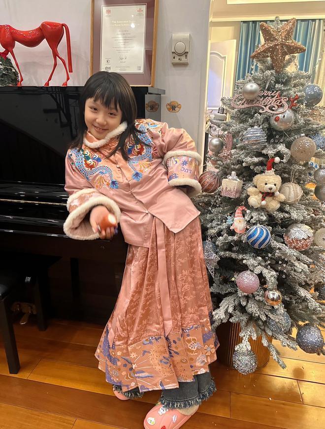 张丹峰和洪欣的10岁女儿好漂亮，小小年纪就继承了爸妈的高颜值