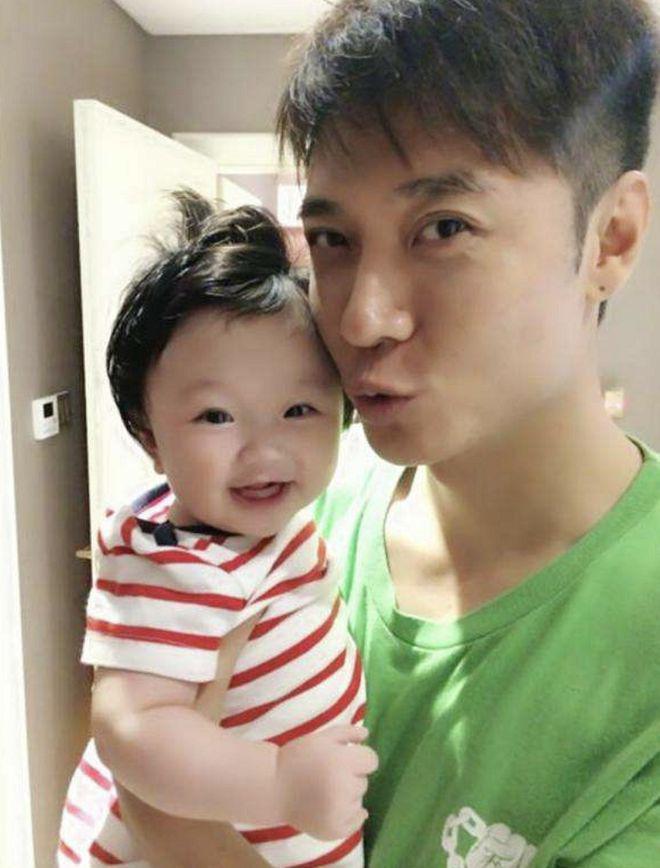 张丹峰和洪欣的10岁女儿好漂亮，小小年纪就继承了爸妈的高颜值