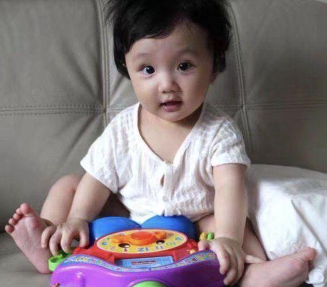 张丹峰和洪欣的10岁女儿好漂亮，小小年纪就继承了爸妈的高颜值