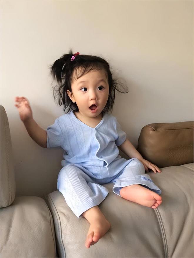 张丹峰和洪欣的10岁女儿好漂亮，小小年纪就继承了爸妈的高颜值