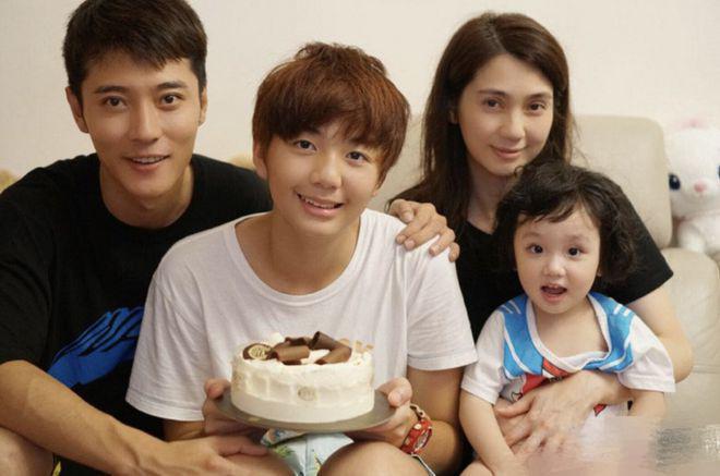 张丹峰和洪欣的10岁女儿好漂亮，小小年纪就继承了爸妈的高颜值