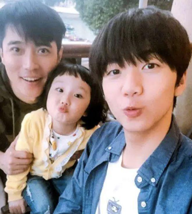 张丹峰和洪欣的10岁女儿好漂亮，小小年纪就继承了爸妈的高颜值