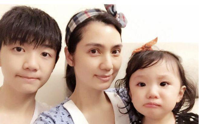 张丹峰和洪欣的10岁女儿好漂亮，小小年纪就继承了爸妈的高颜值