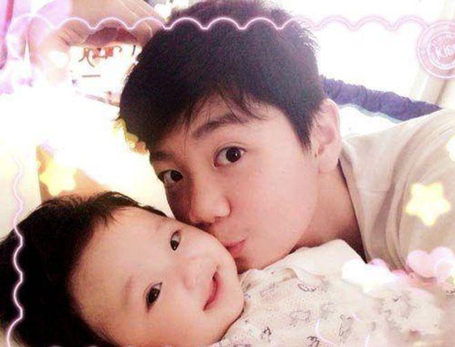 张丹峰和洪欣的10岁女儿好漂亮，小小年纪就继承了爸妈的高颜值