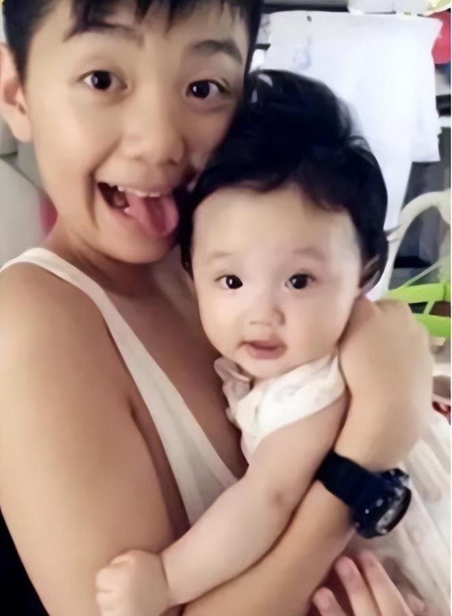 张丹峰和洪欣的10岁女儿好漂亮，小小年纪就继承了爸妈的高颜值