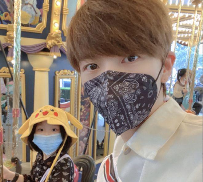 张丹峰和洪欣的10岁女儿好漂亮，小小年纪就继承了爸妈的高颜值