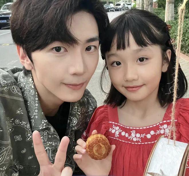 张丹峰和洪欣的10岁女儿好漂亮，小小年纪就继承了爸妈的高颜值