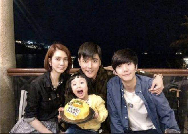 张丹峰和洪欣的10岁女儿好漂亮，小小年纪就继承了爸妈的高颜值